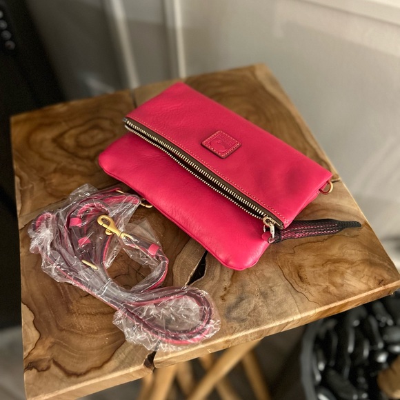 💗Dooney and Bourke fold over crossbody in FUCHSIA💗 - Picture 1 of 4